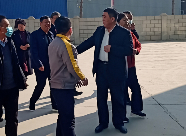 河南省農(nóng)業(yè)廳專家驗(yàn)收小組對(duì)蘭考花生基地及特香型花生油加工設(shè)備進(jìn)行綠色食品加工認(rèn)證驗(yàn)收(圖1) 河南省農(nóng)業(yè)廳專家驗(yàn)收小組對(duì)蘭考花生基地及特香型花生油加工設(shè)備進(jìn)行綠色食品加工認(rèn)證驗(yàn)收(圖1)